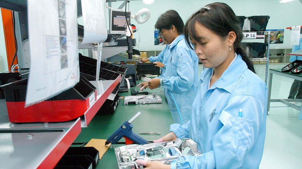 Workers of Datalogic Co. are manufacturing electronic products in Saigon Hi-tech Park in HCMC. (Photo: SGGP)
