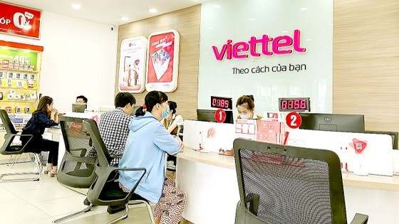 Customers coming to update their personal information at one transaction point of Viettel in District 1 (Photo: SGGP)