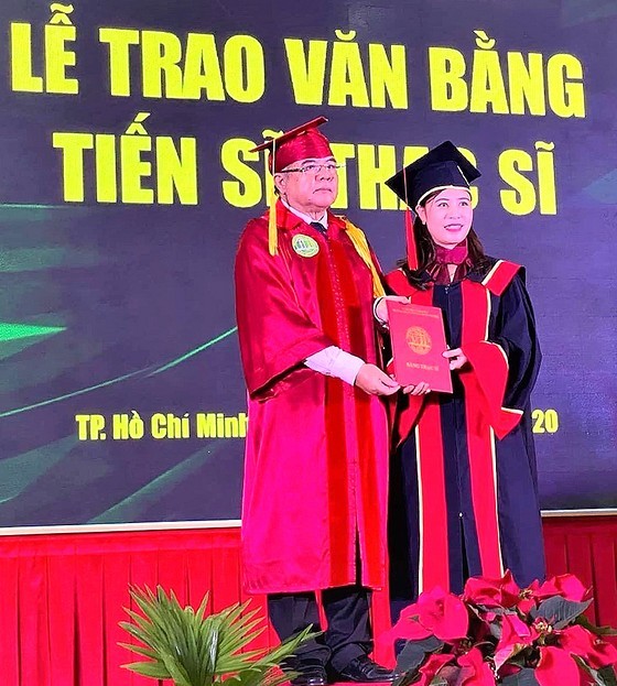 Assoc. Prof. Dr. Huynh Thanh Hung, Acting Rector of HCMC Nong Lam University, is delivering graduation degrees to doctorates and masters