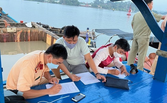 The waterway traffic police are making a violation report to vehicles breaking the law in HCMC The waterway traffic police are making a violation report to vehicles breaking the law in HCMC