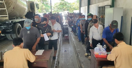 The order at Center No.50-05V was restored when traffic police officers came to distribute appointment slips The order at Center No.50-05V was restored when traffic police officers came to distribute appointment slips