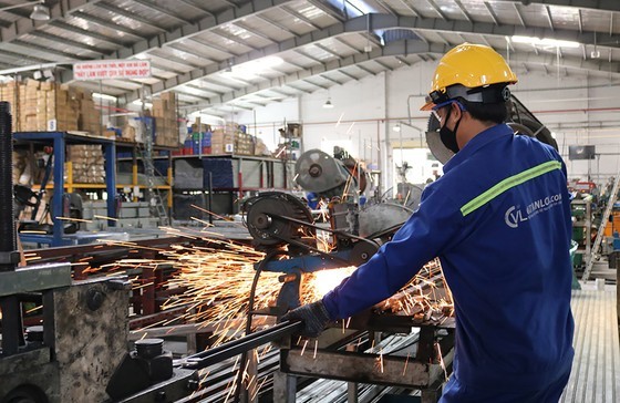 Many businesses actively connect to vocational schools to train human resources that suit their needs Many businesses actively connect to vocational schools to train human resources that suit their needs