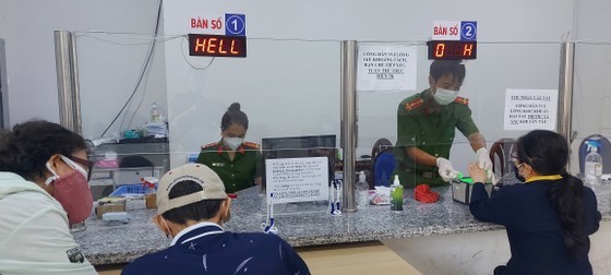 HCMC dwellers coming to register for a chip-based citizen ID card