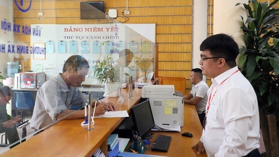 Citizens are carrying out administrative procedures at the People’s Committee of Ninh Hiep Commune of Gia Lam District in Hanoi (Photo: SGGP) Citizens are carrying out administrative procedures at the People’s Committee of Ninh Hiep Commune of Gia Lam District in Hanoi (Photo: SGGP)