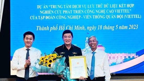 Vice Chairman of HCMC People’s Committee Vo Van Hoan and Chairman of HCMC Export Processing and Industrial Zones Authority (HEPZA) Hua Quoc Hung are delivering the investment project permit Vice Chairman of HCMC People’s Committee Vo Van Hoan and Chairman of HCMC Export Processing and Industrial Zones Authority (HEPZA) Hua Quoc Hung are delivering the investment project permit