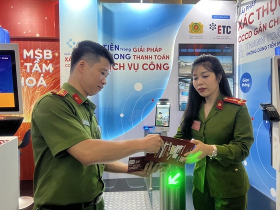 Officers of the Police Department for Administrative Management of Social Order are demonstrating the use of products in the digital payment ecosystem. Officers of the Police Department for Administrative Management of Social Order are demonstrating the use of products in the digital payment ecosystem.