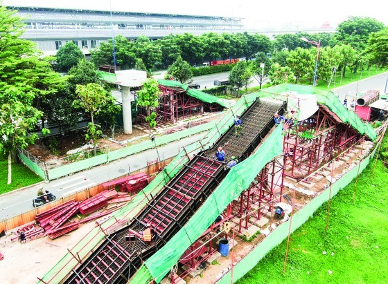 The overpass in front of Saigon Hi-tech Park is being built (Photo: SGGP)