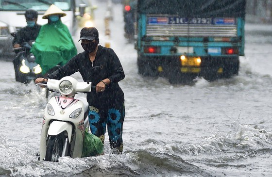 Heavy rain causes flooding on Nguyen Van Khoi Street in Go Vap District (Photo: SGGP)
