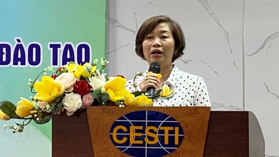 Deputy Director Nguyen Thi Kim Hue of the HCMC Department of Science and Technology is delivering her speech
