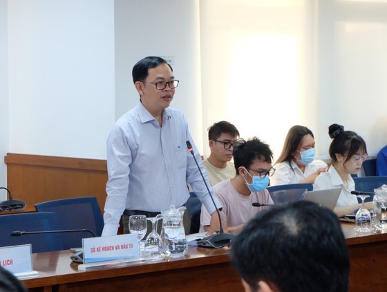 Deputy Head of HCMC Statistics Office Tran Phuoc Tuong is delivering his speech (Photo: SGGP) Deputy Head of HCMC Statistics Office Tran Phuoc Tuong is delivering his speech (Photo: SGGP)