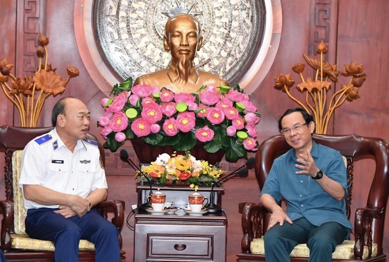 Secretary of HCMC Party’s Committee Nguyen Van Nen and Deputy Secretary of Vietnam Coast Guard Party’s Committee Le Quang Dao in the meeting (Photo: SGGP) Secretary of HCMC Party’s Committee Nguyen Van Nen and Deputy Secretary of Vietnam Coast Guard Party’s Committee Le Quang Dao in the meeting (Photo: SGGP)