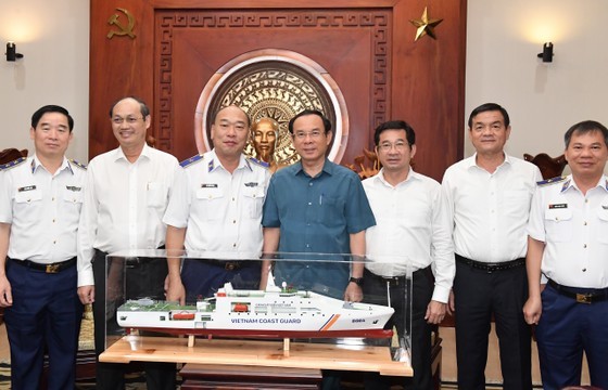 The Standing Committee of Vietnam Coast Guard Party’s Committee is delivering a gift to the Standing Committee of HCMC Party’s Committee (Photo: SGGP) The Standing Committee of Vietnam Coast Guard Party’s Committee is delivering a gift to the Standing Committee of HCMC Party’s Committee (Photo: SGGP)