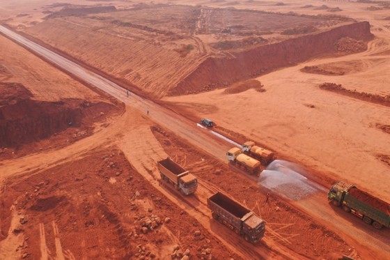 The contractor is spraying water to reduce dust flying in the air when building Long Thanh International Airport (Photo: SGGP)