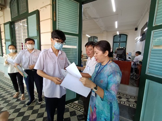 Contestants at the exam site of Le Quy Don Senior High (Photo: SGGP)