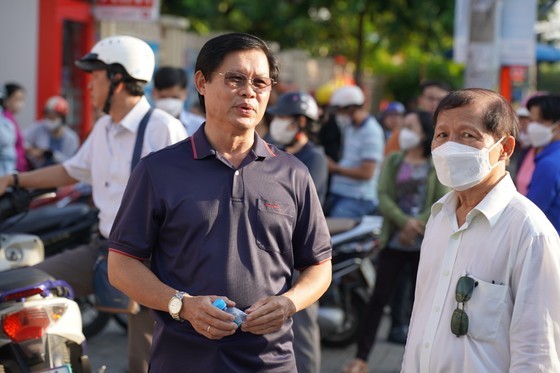 Parents are waiting for their children in front of Nguyen Huu Tho Junior High School (Photo: SGGP)