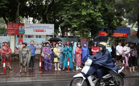 Contestants are travelling to their exam sites in Hanoi