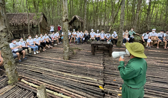 Tourists are visiting Sac mangrove forest in Can Gio District (Photo: SGGP) Tourists are visiting Sac mangrove forest in Can Gio District (Photo: SGGP)