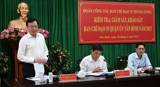 Deputy Head Le Hong Son and the Central Steering Committee No.35 are checking the work of the Steering Committee No.35 in Tan Binh District