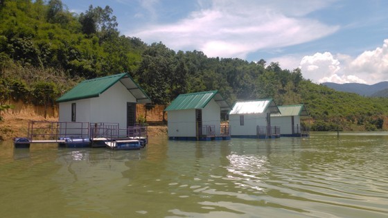 A series of homestay houses have been built without permission on the hydroelectric lake
