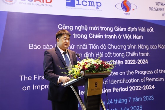 Prof. Dr. Chu Hoang Ha is presenting his speech in the meeting