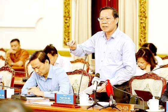 Chairman Phan Van Mai of HCMC People’s Committee is delivering his speech in the meeting (Photo: SGGP) Chairman Phan Van Mai of HCMC People’s Committee is delivering his speech in the meeting (Photo: SGGP)