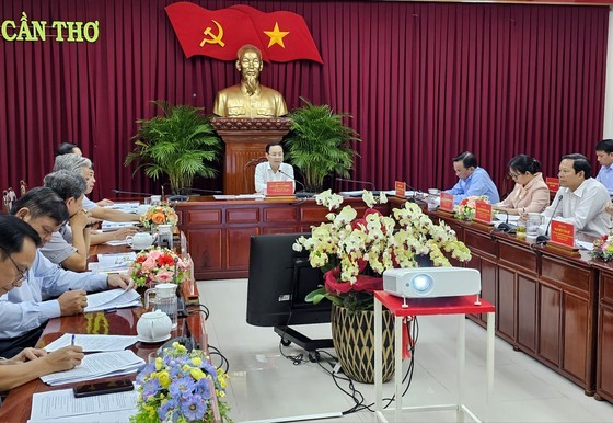 Secretary Nguyen Van Hieu of Can Tho City Party’s Committee is chairing the meeting on transport projects