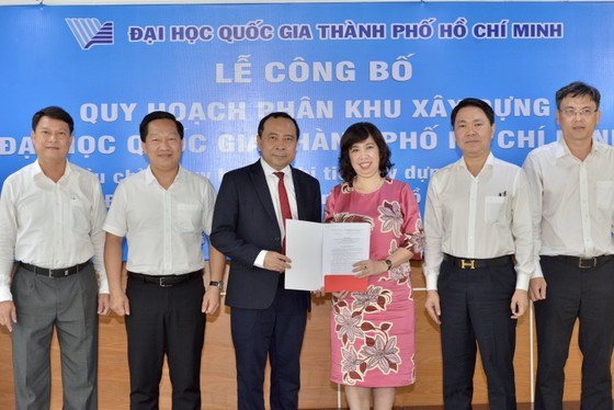 President of VNU-HCM Vu Hai Quan is receiving the planning decision (Photo: SGGP) President of VNU-HCM Vu Hai Quan is receiving the planning decision (Photo: SGGP)