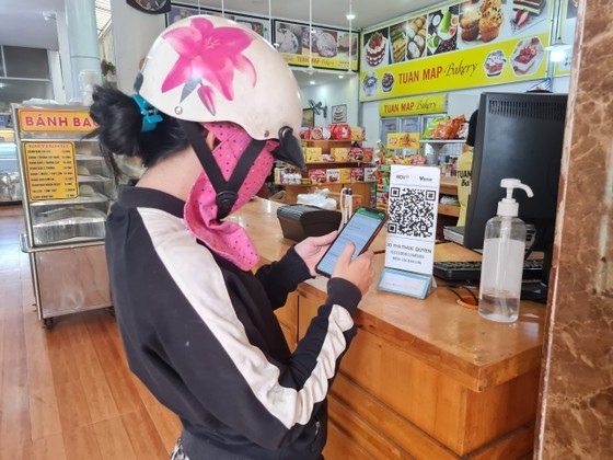 Paying via a QR code helps to reduce time and minimizes personal information leaks (Photo: SGGP) Paying via a QR code helps to reduce time and minimizes personal information leaks (Photo: SGGP)