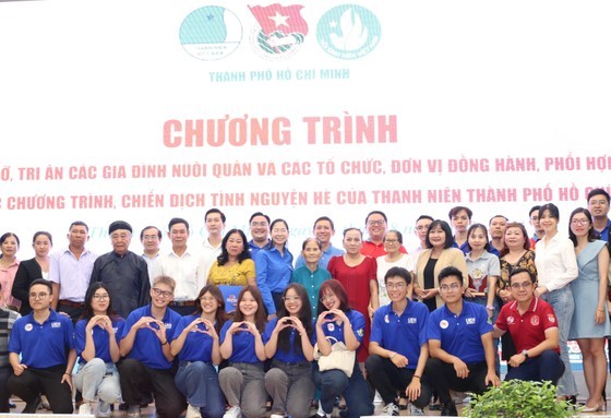 Leaders of HCYU in HCMC are expressing their appreciation to local families taking care of volunteers and economic units giving financial aids to the campaigns