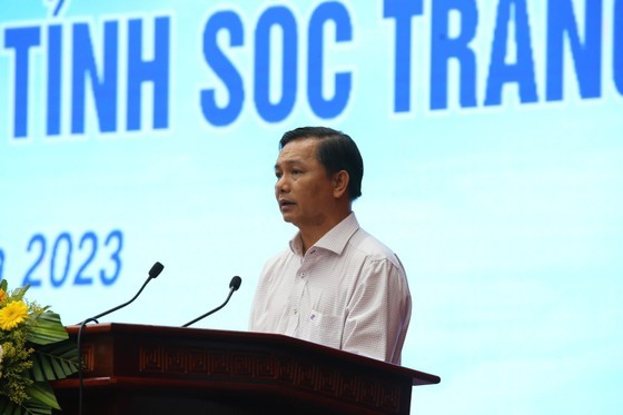 Chairman of Soc Trang Province People’s Committee Tran Van Lau is delivering his speech Chairman of Soc Trang Province People’s Committee Tran Van Lau is delivering his speech