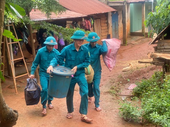 The functional forces are helping inhabitants in Bon Bu Krac to relocate to safer places The functional forces are helping inhabitants in Bon Bu Krac to relocate to safer places