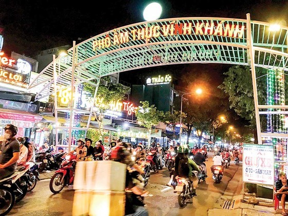 Many areas in HCMC are running a food street at night to serve tourists, boosting the growth of the night economy (Photo: SGGP) Many areas in HCMC are running a food street at night to serve tourists, boosting the growth of the night economy (Photo: SGGP)