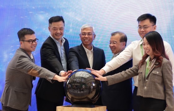 Vice Chairman of the HCMC People’s Department Vo Van Hoan ( L, 3rd ) and other delegates at the launching contest ceremony Vice Chairman of the HCMC People’s Department Vo Van Hoan ( L, 3rd ) and other delegates at the launching contest ceremony