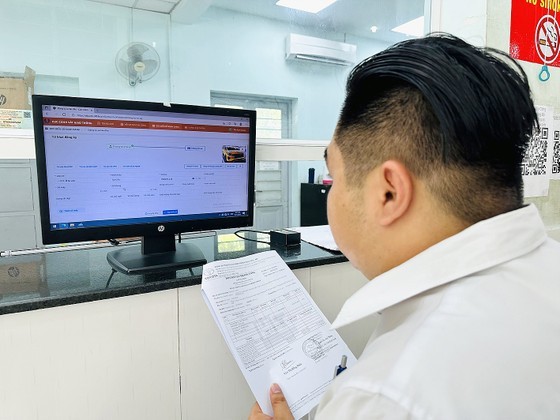 People click to choose a random number plate at the Unit of Registration and Management of Road Motor Vehicles (under PC08). People click to choose a random number plate at the Unit of Registration and Management of Road Motor Vehicles (under PC08).