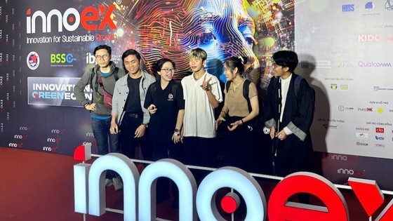 Young people are excitedly posing for a picture in the event (Photo: SGGP) Young people are excitedly posing for a picture in the event (Photo: SGGP)