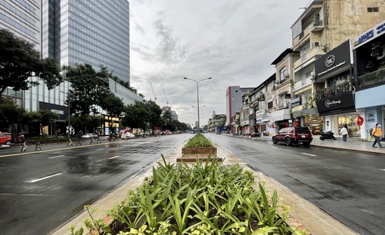 Chairman Phan Van Mai of the HCMC People’s Committee has asked state departments, agencies, and District 1 to urgently renovate the downtown of HCMC by the end of this year (Photo: SGGP)