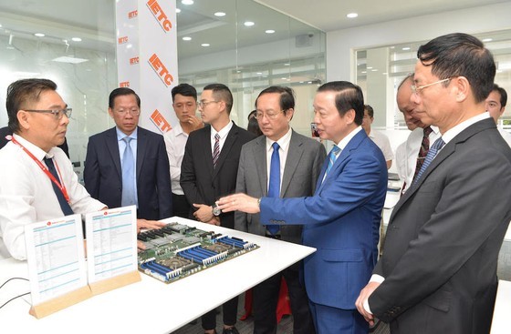 Deputy Prime Minister Tran Hong Ha and Chairman of the HCMC People’s Committee Phan Van Mai are taking a tour of ESC (Photo: SGGP)