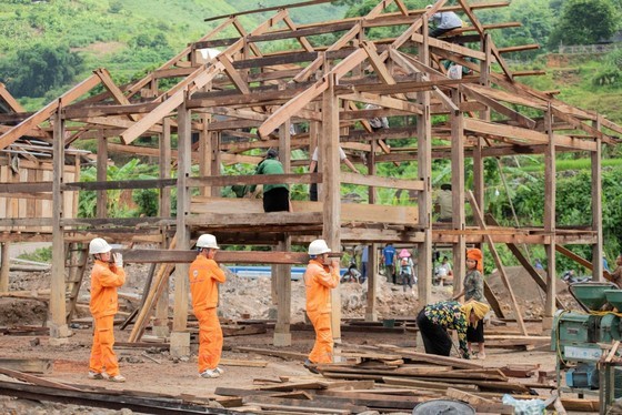The houses are being reassembled in the resettlement area The houses are being reassembled in the resettlement area