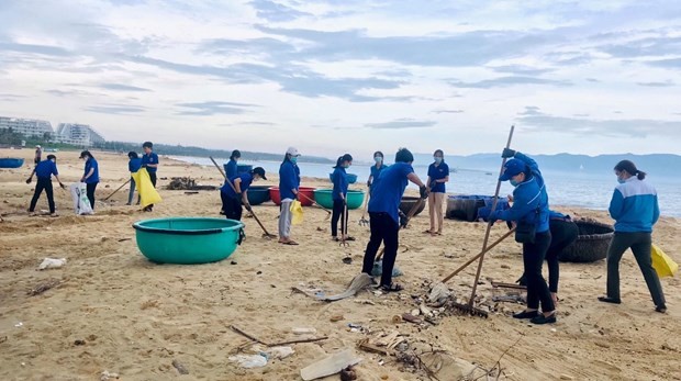 Young people clean up a beach in Quy Nhon City, Binh Dinh Province (Illustrative image: VNA) Young people clean up a beach in Quy Nhon City, Binh Dinh Province (Illustrative image: VNA)