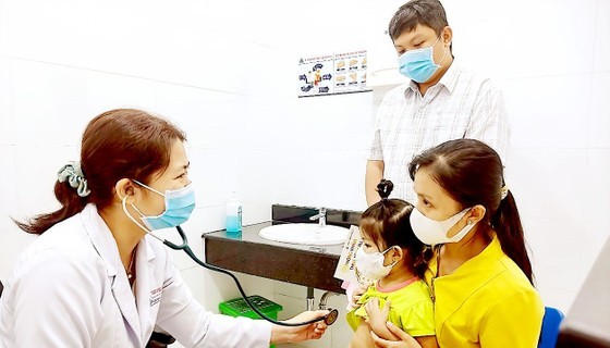 Level-2 Specialist Pham Thi Kieu Diem from Children Hospital No.1 is treating a child