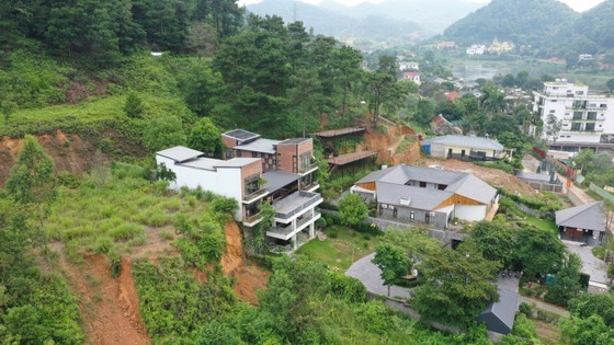 Many resorts and homestays are built around Dong Do Lake, some towards the margin of the hill Many resorts and homestays are built around Dong Do Lake, some towards the margin of the hill