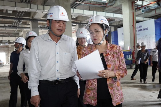 Chairwoman of the HCMC People’s Council Nguyen Thi Le and the inspection team is visiting the social housing project in Thanh My Loi Ward (Photo: SGGP)