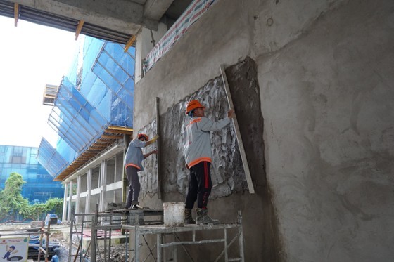 Workers are constructing the apartment building of the social housing project in Thanh My Loi Ward (Photo: SGGP)
