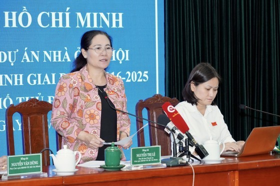 Chairwoman Nguyen Thi Le of the HCMC People’s Council is giving her presentation in the meeting (Photo: SGGP)