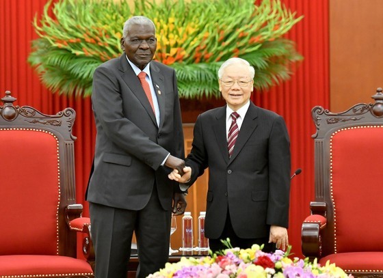 Party General Secretary Nguyen Phu Trong is welcoming President of the National Assembly of People's Power of Cuba Esteban Lazo Hernandez (Photo: SGGP) Party General Secretary Nguyen Phu Trong is welcoming President of the National Assembly of People's Power of Cuba Esteban Lazo Hernandez (Photo: SGGP)