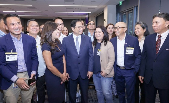 Prime Minister Pham Minh Chinh met the Vietnamese staff of Synopsys in his business trip to the US (Photo: SGGP) Prime Minister Pham Minh Chinh met the Vietnamese staff of Synopsys in his business trip to the US (Photo: SGGP)