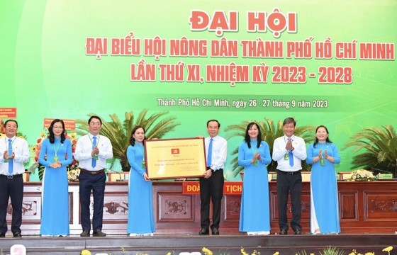 Secretary Nguyen Van Nen of the HCMC Party’s Committee is delivering the board with the line ‘HCMC Farmers for Solidarity – Innovation – Civilization – Development’ from the city Party’s Committee, People’s Committee, People’s Council, HCMC Vietnam Fatherland Front (Photo: SGGP) Secretary Nguyen Van Nen of the HCMC Party’s Committee is delivering the board with the line ‘HCMC Farmers for Solidarity – Innovation – Civilization – Development’ from the city Party’s Committee, People’s Committee, People’s Council, HCMC Vietnam Fatherland Front (Photo: SGGP)