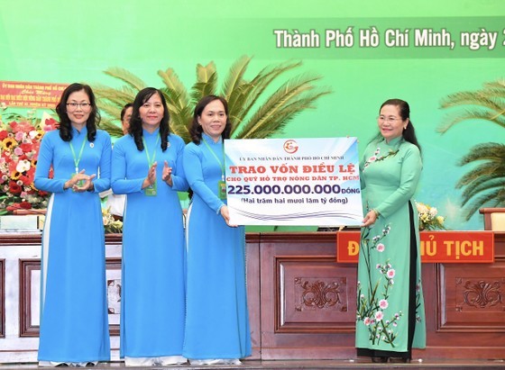 Chairwoman of the HCMC People’s Council Nguyen Thi Le is delivering the Charter Capital to the HCMC Farmer Support Fund (Photo: SGGP) Chairwoman of the HCMC People’s Council Nguyen Thi Le is delivering the Charter Capital to the HCMC Farmer Support Fund (Photo: SGGP)
