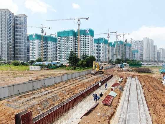 The section of Ring Road No.3 passing Long Binh Ward in Thu Duc City is under construction (Photo: SGGP)