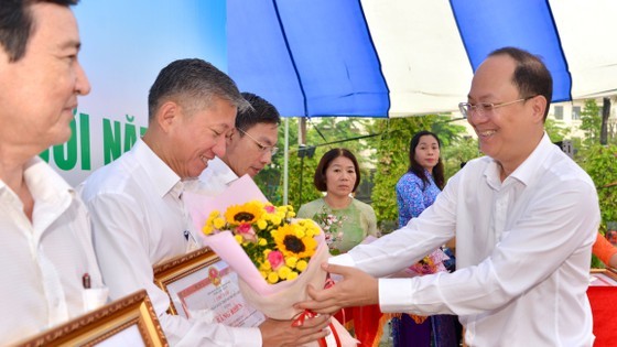 Vice Secretary of the HCMC Party’s Committee Nguyen Ho Hai is distributing the certificates of merit to individuals and groups with excellent achievements in the establishment of a learning community (Photo: SGGP) Vice Secretary of the HCMC Party’s Committee Nguyen Ho Hai is distributing the certificates of merit to individuals and groups with excellent achievements in the establishment of a learning community (Photo: SGGP)